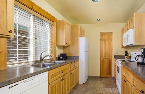 Klamath Falls Resort | Klamath Falls | Nature Golf Retreat | Pool + Golf | 3BR Sleeps 8