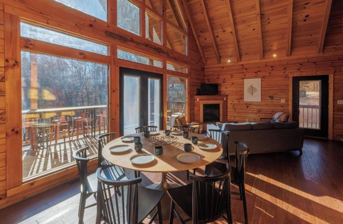 Rogers Cabin | Klyfta Haus 4 BR Lakeview Fishing Hot Tub EV Charger
