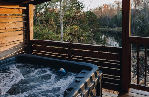 Rogers Cabin | Klyfta Haus 4 BR Lakeview Fishing Hot Tub EV Charger