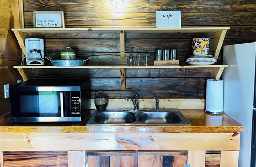 Pine Ridge Cabin | KNOTTY PINE Cozy Cabin in RRG Hot Tub Fireplace Pet Friendly