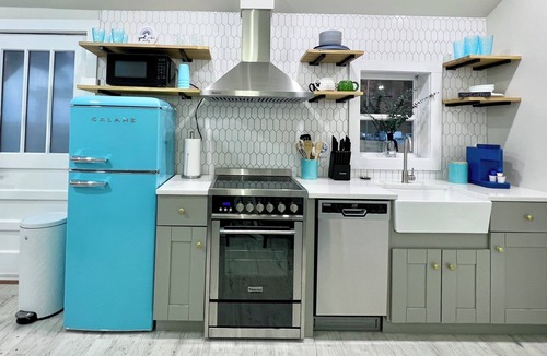 Knoxville Apartment | KNOX Downtown~ Cheerful Tiny House!