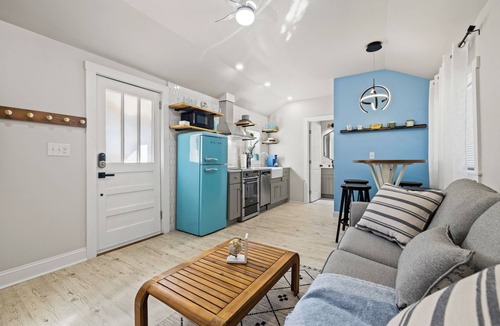 Knoxville Apartment | KNOX Downtown~ Cheerful Tiny House!