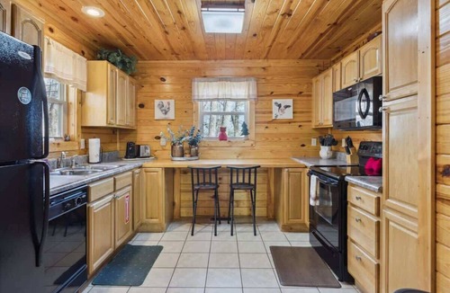 Smoky Mountains Cabin | KunTree Cabin by Beyond Expectations: 3BR Cabin w/Hot Tub, Sauna & Pool Table