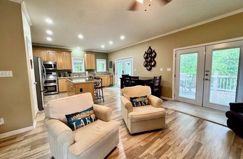 Smith Mountain Lake House | La Buena Vida Retreat Hot Tub Game Room Fire Pit