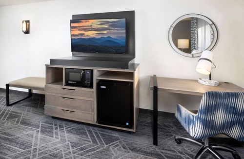 Kenilworth Hotel | La Quinta Inn & Suites by Wyndham Downtown Asheville