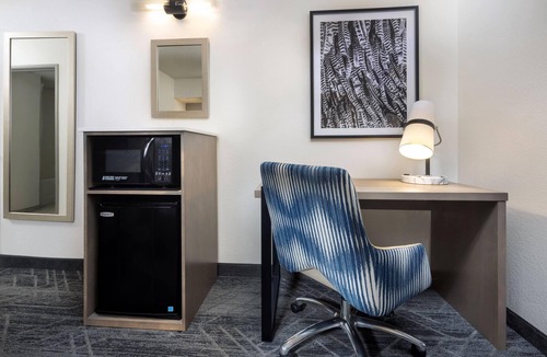 Kenilworth Hotel | La Quinta Inn & Suites by Wyndham Downtown Asheville