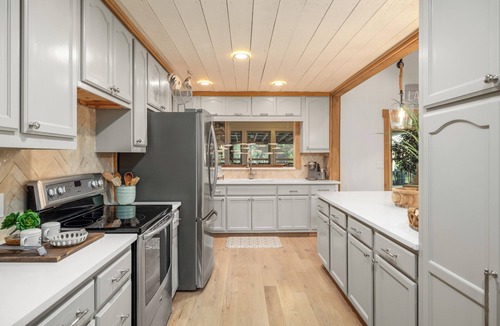 Buford House | Lake Cabin! Private Dock/Hot Tub/8 Beds/Pool Table/Ping Pong Table