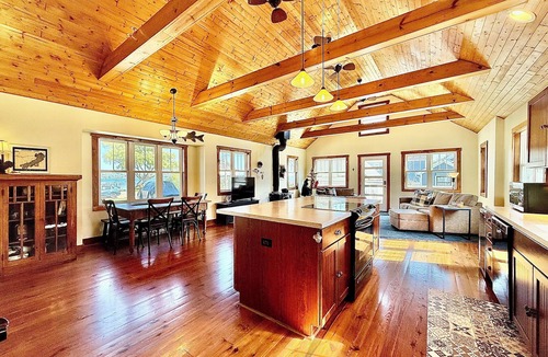Delavan Lake Cottage | Lake Delavan Hideaway - Carl’s Cottage - Water View Bliss, Dock & Cozy Fireplace