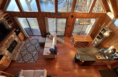 Six Mile Ski Chalet | Lake Front Chalet 9.4 miles to Clemson University