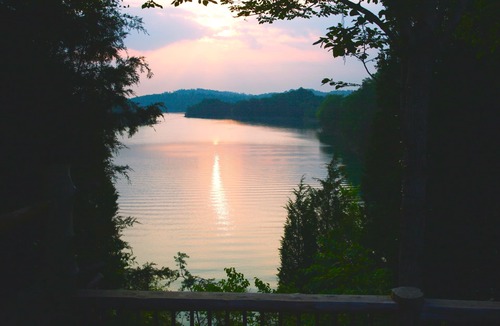 Sevierville Cabin | LAKE FRONT LOG CABIN ON DOUGLAS LAKE IN THE GREAT SMOKY MOUNTAINS