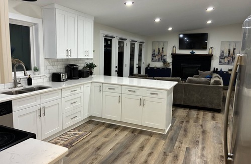 Roxboro House | Lake House Retreat with Lakeside Hot Tub