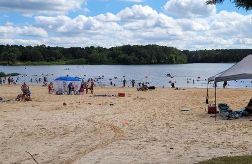 Acworth House | Lake Life B - 2 Bdrm Sleeps 4 - 5 Min Walk to Beach & Downtown Acworth - 10 Min to Lake Point Sports Complex