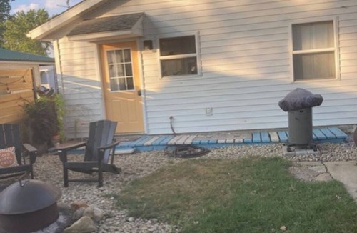 Lakeview Cottage | Lake Life for Two -Walk to Marina + Close to Beach