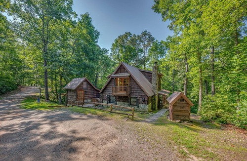 Lake Lure Cabin | Lake Lure-Beach/lakes/river/ Mountains/Private log home,kayaks, tubing,pet,canoe
