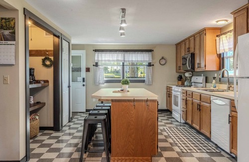 Syracuse House | Lake View Lodge on Dewart Lake/1 mile from Blue Barn Berry Farm/kayaks!