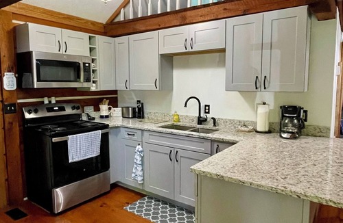 Nancy Cabin | Lake View Loft Cabin is only 2 miles from Wolf Creek Marina, Lake Cumberland KY