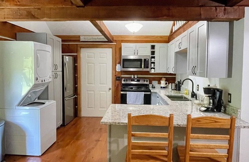 Nancy Cabin | Lake View Loft Cabin is only 2 miles from Wolf Creek Marina, Lake Cumberland KY