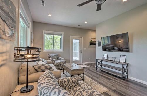 Camdenton House | Lake Views, Fire Pit! ‘Blue Cabin’ Ozarks Getaway
