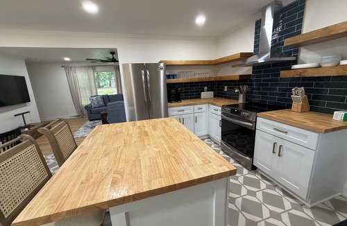 Clarksville House | Lakefront 5BR Retreat w/Private Dock —Boat Ramp Across Street — Sleeps 10+