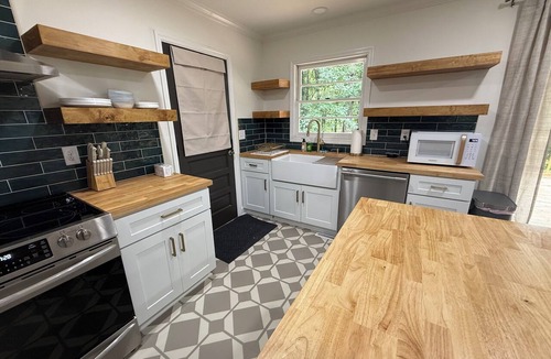 Clarksville House | Lakefront 5BR Retreat w/Private Dock —Boat Ramp Across Street — Sleeps 10+