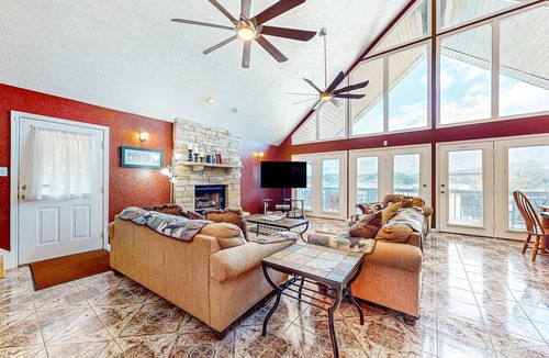 Sevierville Cabin | Lakefront Cabin Getaway・Boat Ramp・Hot Tub Escape