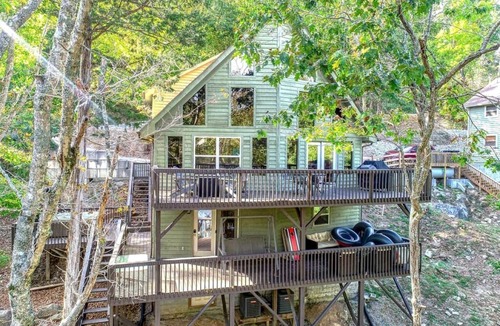 Flat Hollow Marina Cabin | Lakefront Cabin with Hot-tub and Dock in Tennessee