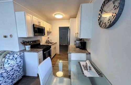 Flat Rock Condo | Lakefront corner condo with canoes, resort pool, tennis & firepit - dogs welcome