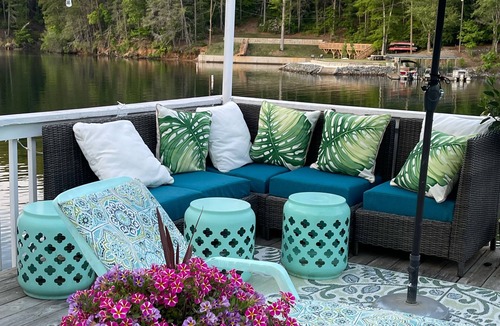Garner Cove Cottage | * Lakefront Cottage* Pontoon Boat Inc. *HotTub * Kayaks Rafts* Newly renovated