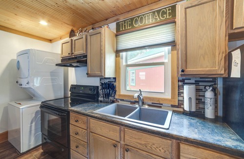 Monticello Cottage | Lakefront Cottage w/Deck Near Indiana Beach!