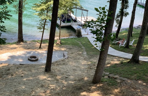 La Follette House | Lakefront Deerfield Home With Gentle Slope To Dock