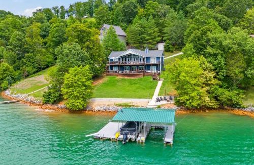 La Follette House | Lakefront Escape Sleep 12 Dock Hot Tub Pool Grill