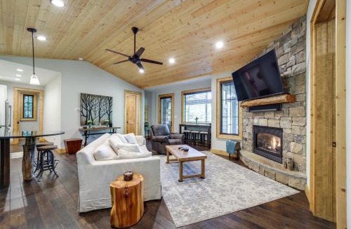 Glenville House | Lakefront Gem w/Fire Pit in Chinquapin Resort!