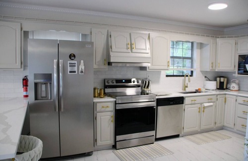 Centre House | Lakefront Getaway | Sleeps 8+ | Private Pier & Hot Tub