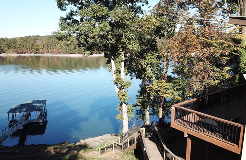 Acworth House | Lakefront Home on Allatoona · Private Dock · 7 Mi to LakePoint Sports · Sleeps 9
