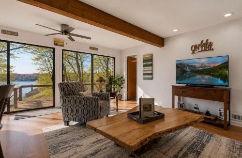 Se Ree House | Lakefront Home Serene Views & Deck Near Mammoth Cave