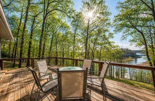 Se Ree House | Lakefront Home Serene Views & Deck Near Mammoth Cave
