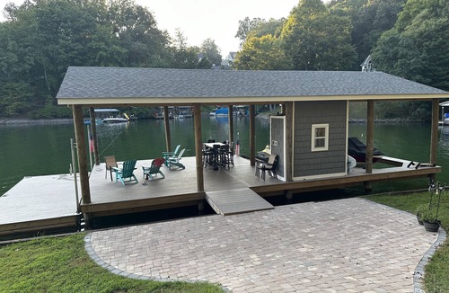 High Point House | Lakefront house- NEW Fire pit. Quiet cove & great dock! Close to grocery& shops!