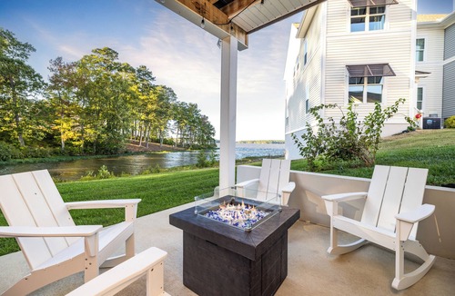 Eatons Crossing House | Lakefront/KingBed/FirePit/Arcade/Kayaks/Boat Slip