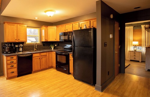 Shelbyville House | Lakefront, Minutes to distilleries, Hot Tub, Fishing, Game Room