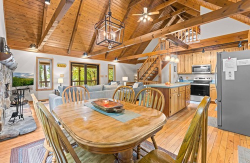 Sharps Chapel Cabin | Lakefront Norris Cabin Retreat・Dock・Games・Hot Tub