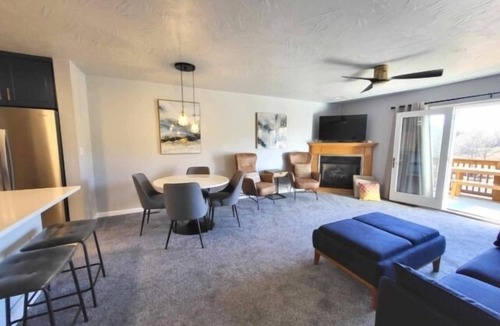 Hardy House | Lakefront on quiet cove, stylishly updated with modern amenities, 3 decks, Blackstone, kayak