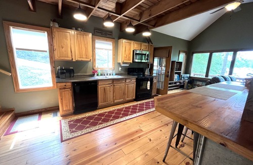 Milledgeville Cabin | Lakefront, Pet friendly, EV Charging, Kayaks, Pontoon Boat available, Boat Slip