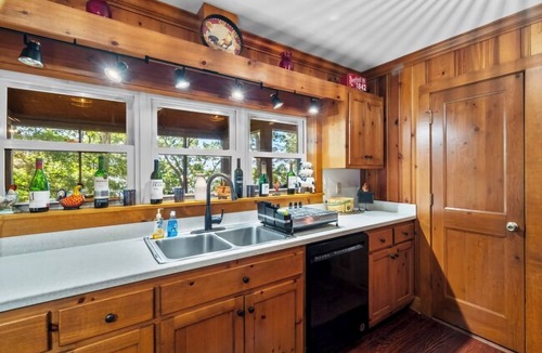 Clarksville House | Lakefront Retreat, Private Cove & Dock, 10/10 Reviews, Peaceful Kerr Lake Escape