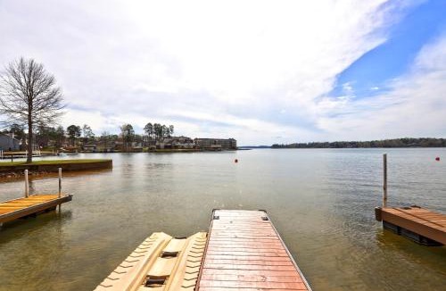 Dadeville Villa | Lakefront Stillwaters Villa w/Deck & Private Dock