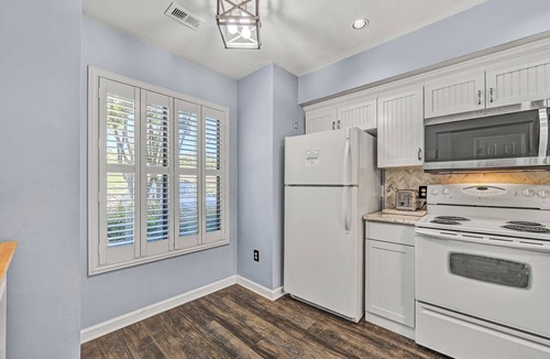 Goodview House | Lakefront Townhome w/Boat Slip, Kayaks & Pool