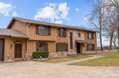 Lampe House | Lakehouse · Pool · Hot Tub · Games · Sleeps 18