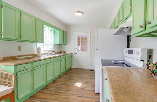 Tullahoma House | Lakes, Whiskey & More! Charming Home in Tullahoma