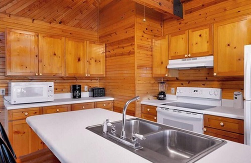 Byrdstown Cabin | Lakeside 3 bedroom chalet with hot tub!