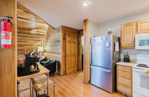 Primrose Cabin | Lakeside Cabin: Private Dock - Canoe & Kayaks - HotTub -PetFriendly -Arcade Game