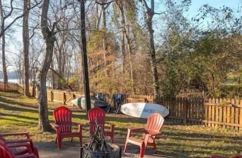 Gallatin House | Lakeside Cabin Retreat - Boating, Swimming